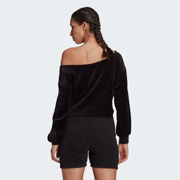 adidas Originals 'Relaxed Risqué' velour off the shoulder sweatshirt in black - Picture 4 of 7